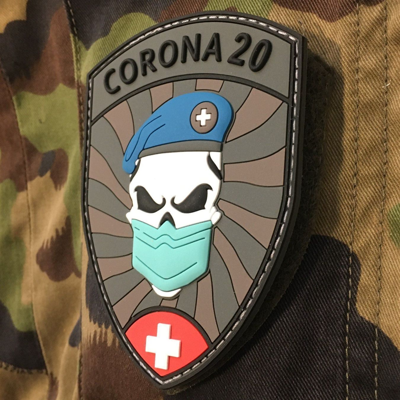 Plaketten & Abzeichen: Badge opération Corona 20 sanitaire LE – Neu und originalverpackt aus Genève von Jiday 1