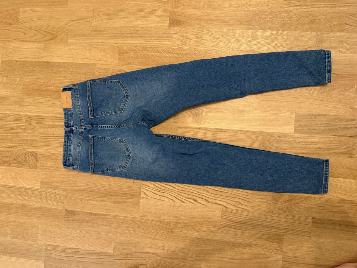 Bershka Jeans: Jeans BERSHKA Grösse 36  – D'occasion à Basel par tsc_b56w 1
