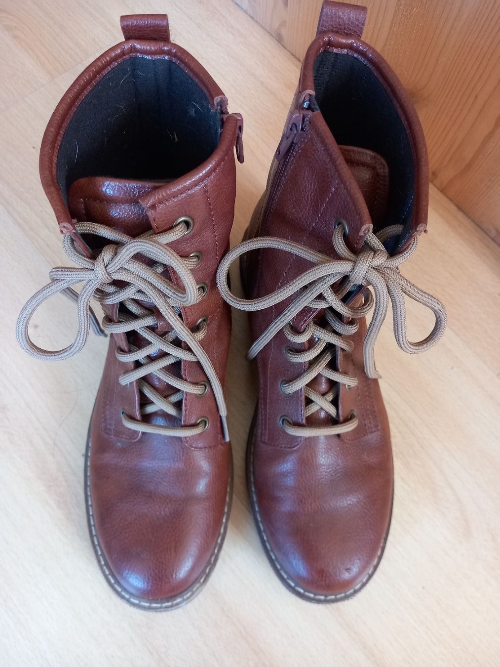 Chaussures femmes: Bottines brunes à lacets et fermeture éclair – D'occasion à Faoug par per_kp6r 1