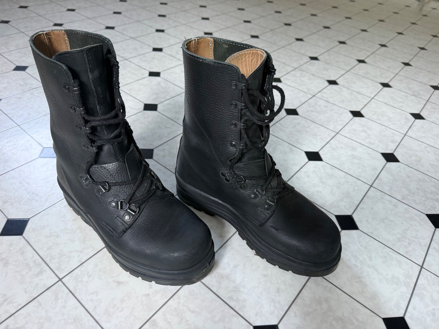 Schweizer Armee Scarpe da uomo: Schweizer Armee Kampfstiefel - wenig gebraucht - ca. Gr. 42 – Usato da Mitlödi venduto da ax20