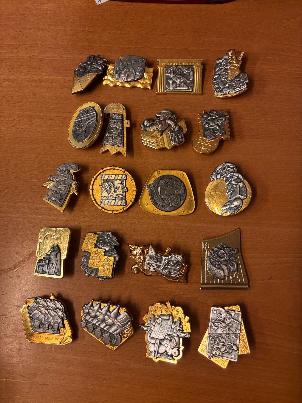 Placchette & Badge: Plaketten 20stk. Gold (2) – Usato da Münchenstein venduto da tsp01