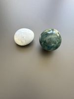 Zwei Deko Steine, Grün & Weiss