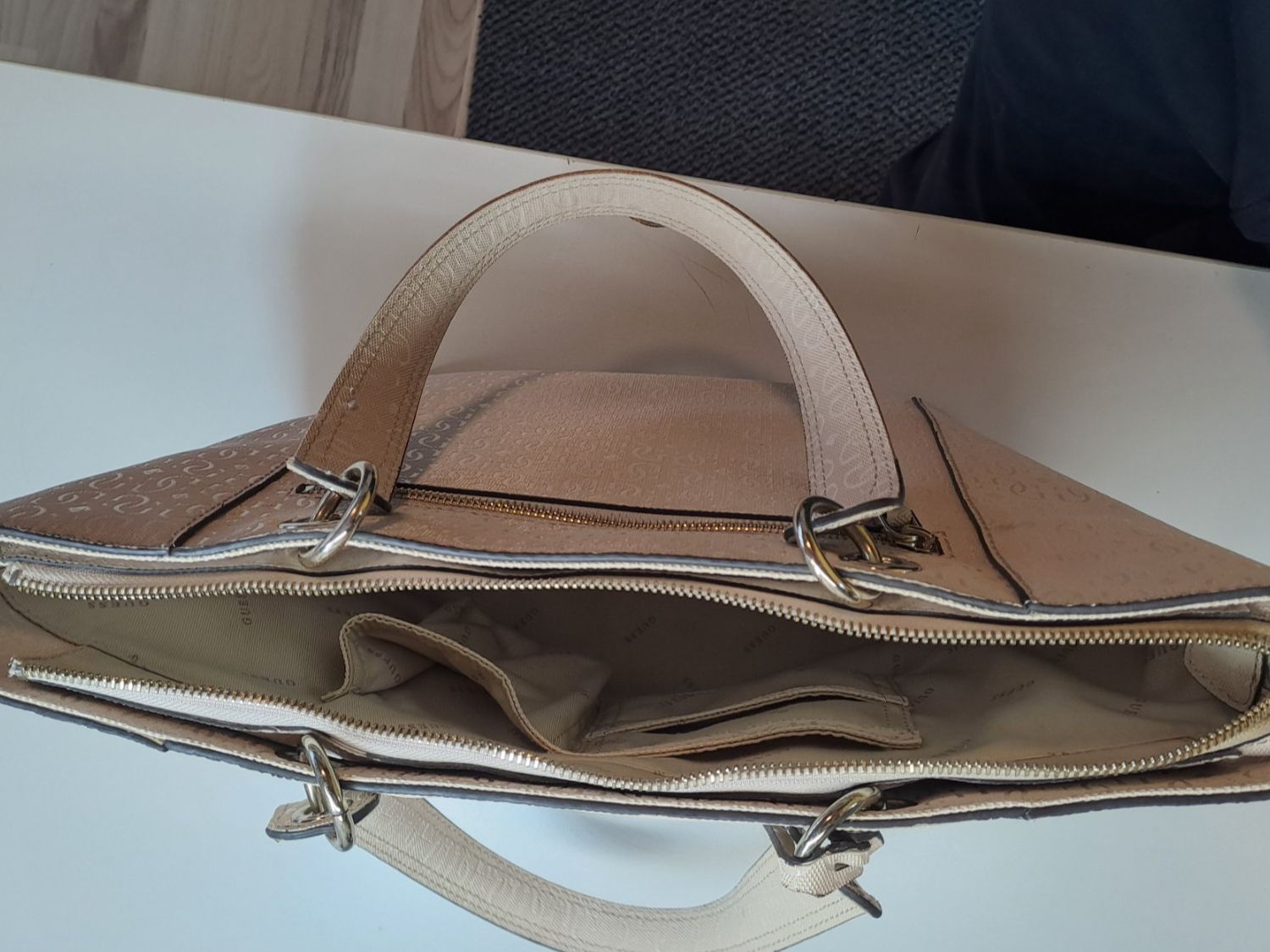 Guess Borse da donna: Guess Damen Handtasche – Usato da Ebikon venduto da 4459urs 2