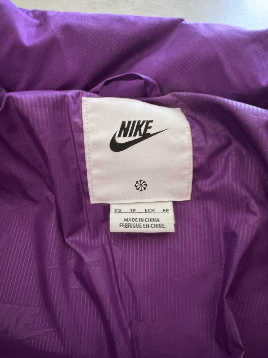 Nike Jacken: Nike Club Puffer Purple – Gebraucht aus Gordola von igo_9qdh 2