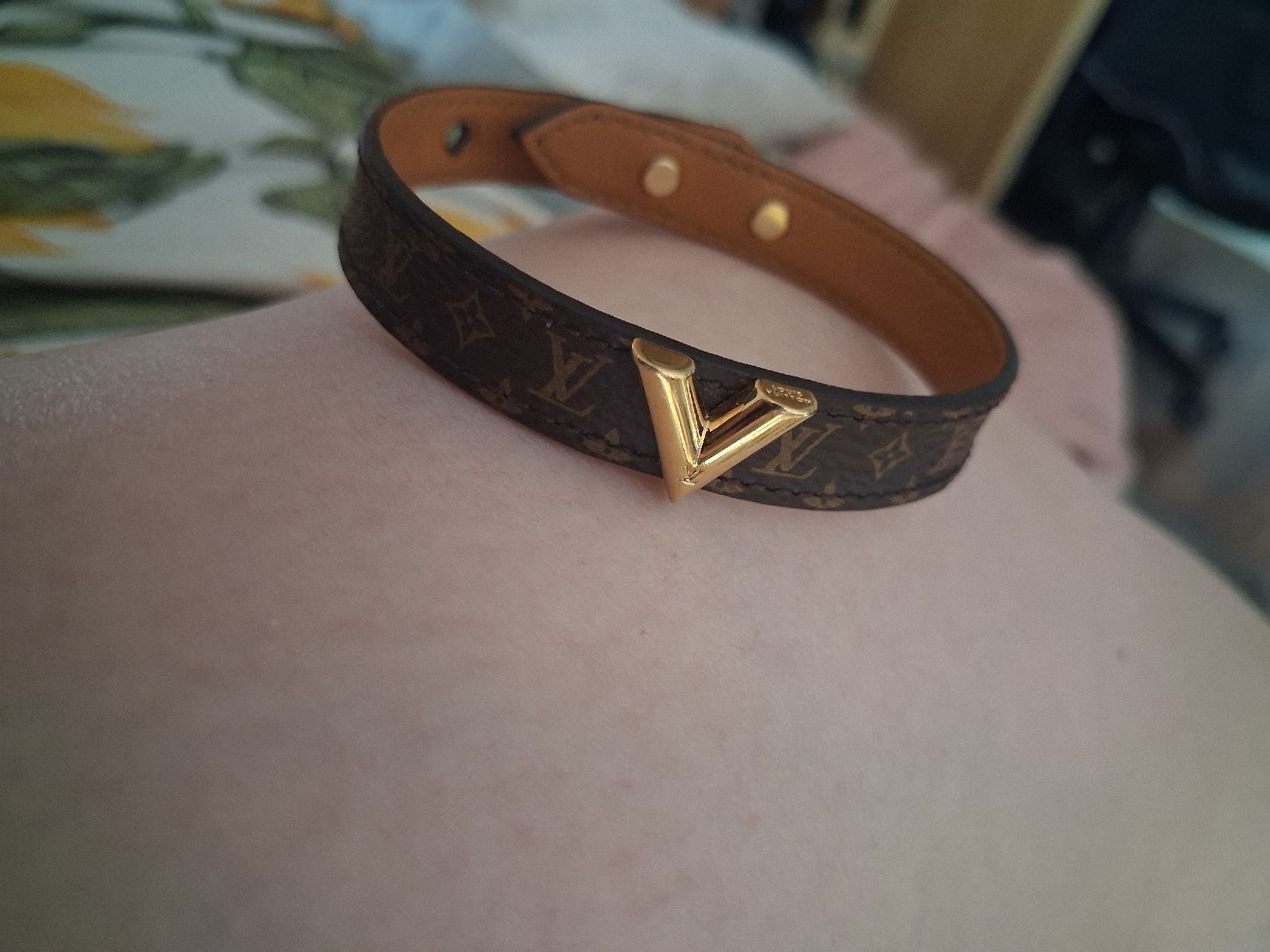 Louis Vuitton Armbänder & -reifen: Edles Louis Vuitton Armband "V" Monogramm Leder Gold – Neu (gemäss Beschreibung) aus Sevelen von rot_7p8z 1