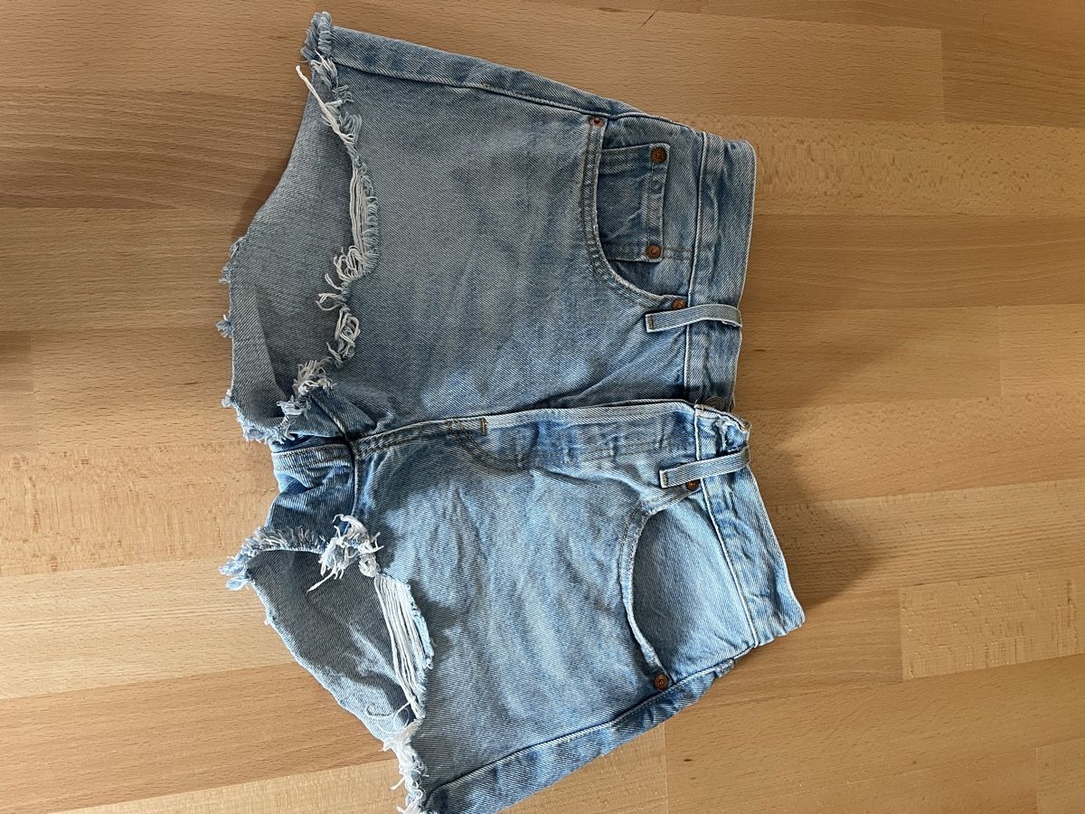 Levi's Jeans: Levi's Jeansshorts Grösse W26 – Usato da Richterswil venduto da and_l726 1