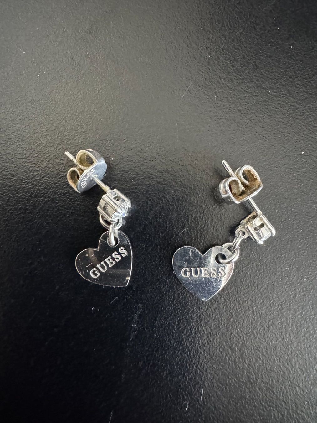 Guess Orecchini pendenti & Orecchini a lobo: GUESS Herz Ohrstecker silber – Usato da Bonstetten venduto da VCLS 1