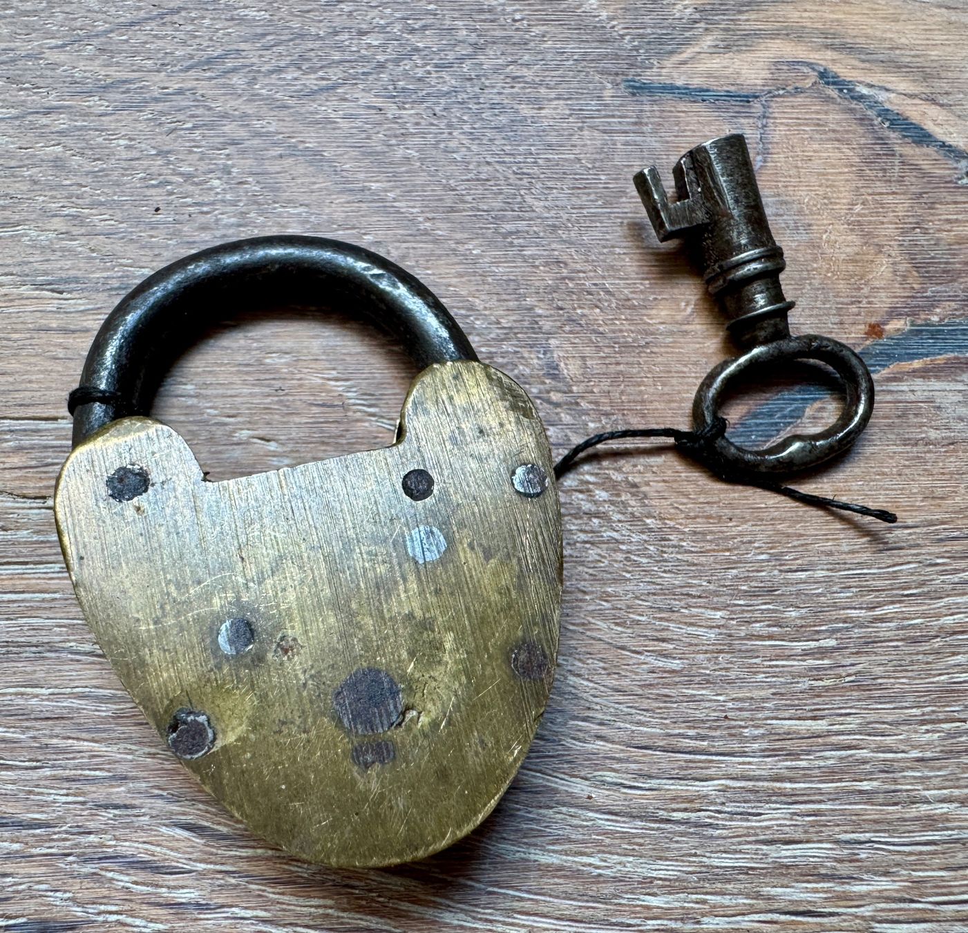 Cadenas: Antikes kleines Vorhängeschloss m.Schlüssel Messing antik – D'occasion à Rothrist par Luckywinner 1