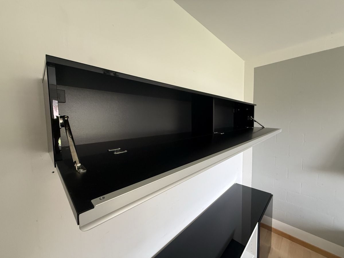 Armadi: 2 Möbel (Sideboard und Hängeschrank) Schwarz Glanz – Usato da Hünenberg See venduto da Cheetah4 4