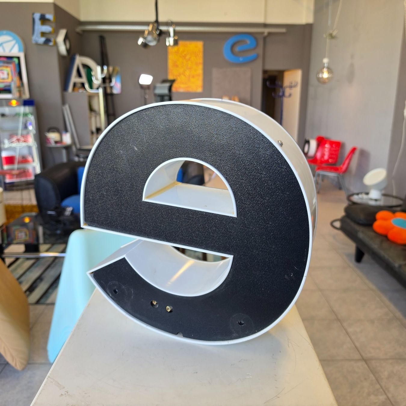 Lampade: Leuchtbuchstabe e grau mit LED Beleuchtung Leuchtreklame – Usato da Nottwil venduto da Wondewa-Shop 3