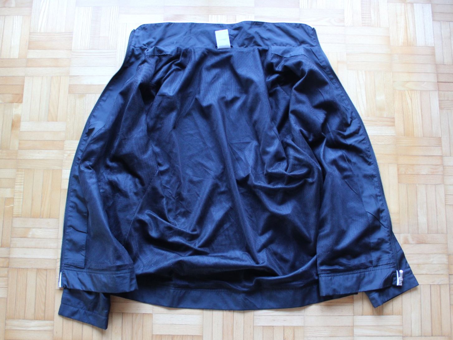 Adidas Giacche: Adidas Jäggli 46 mit Briefpost – Usato da Walliswil-Nbipp venduto da Speer516 1
