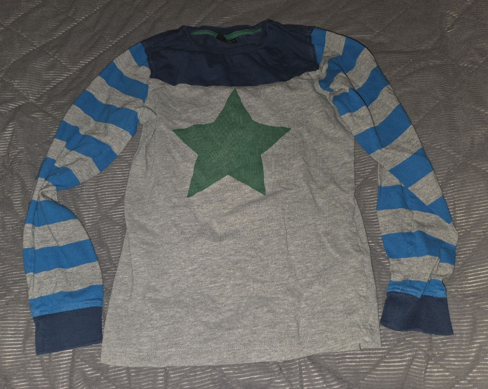 Camicie, T-shirt & Polo: Langarmshirt mit Stern, Grösse 134 – Usato da Utzenstorf venduto da Ernie_und_Bert