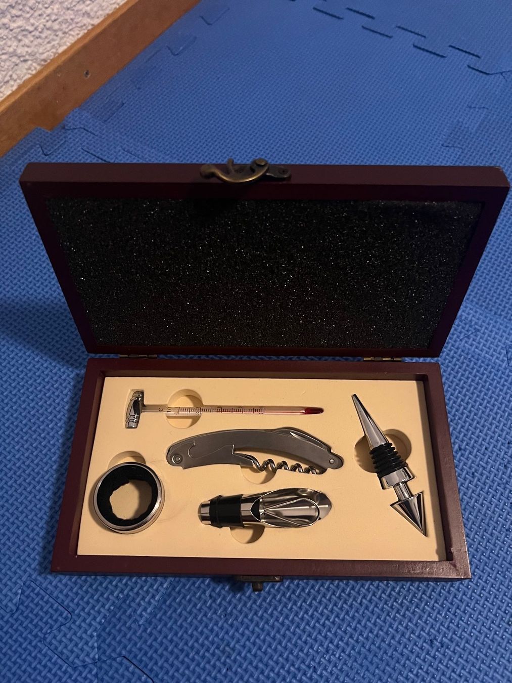 Apribottiglie & Tappi per chiusura: Wein-Accessoires Set in Holzbox 5-teilig – Nuovo (secondo la descrizione) da Gossau SG venduto da schlitzerdemon 1