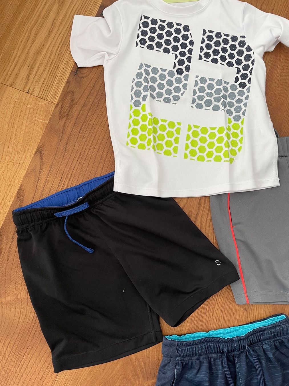 H&M Kleiderpakete & -sets: 4-teiliges Sportset Gr.104-116 – Gebraucht aus Sarnen von Pinoccio6 1