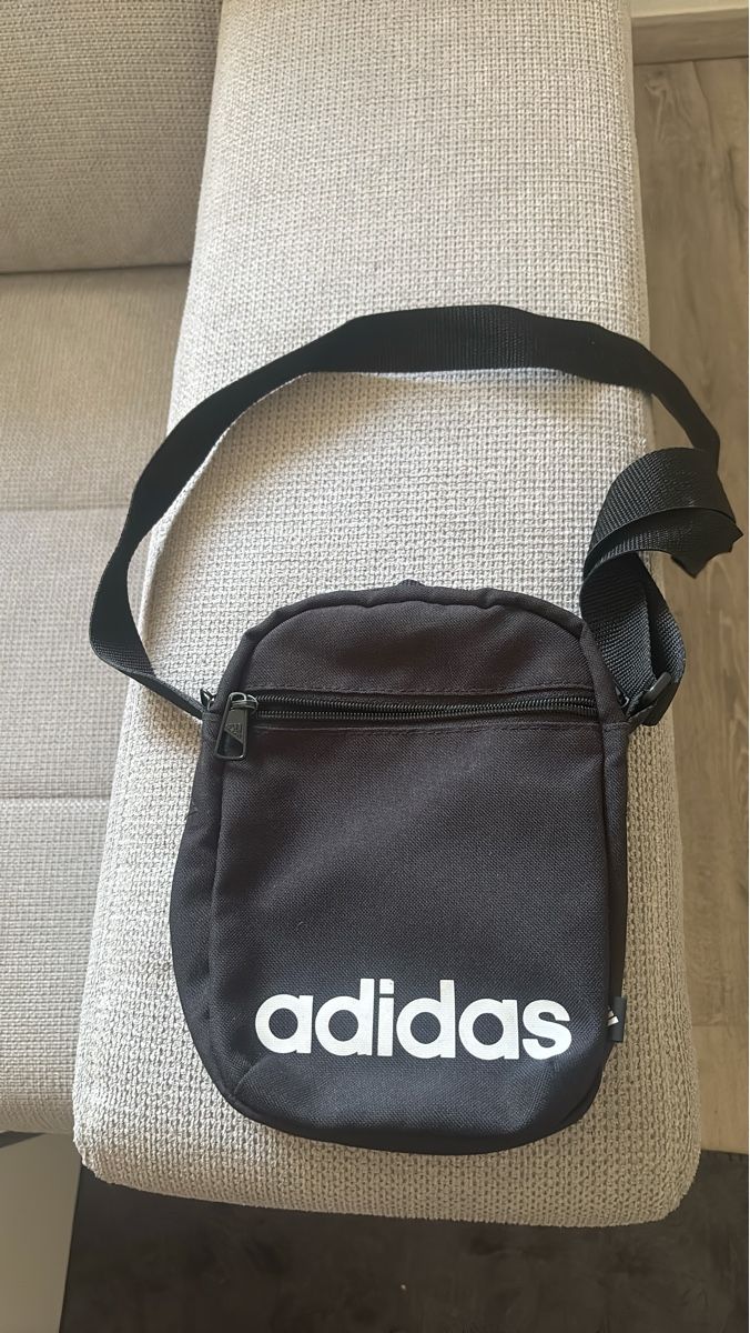 Adidas Taschen: Adidas Umhängetasche schwarz – Neu (gemäss Beschreibung) aus Suhr von arii_00