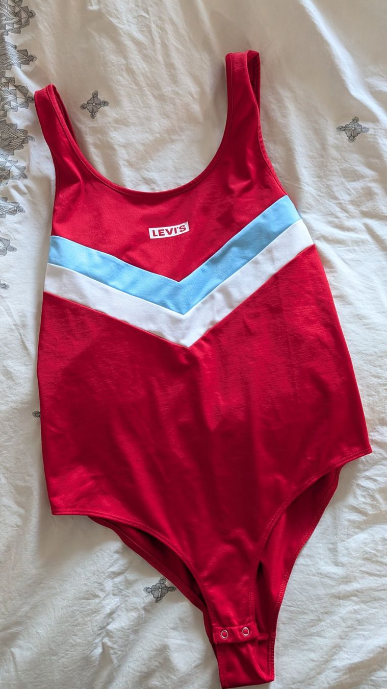 Levi's Top: Levis body M/L – Usato da Zürich venduto da epopeyaodisea