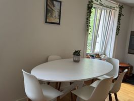 White oval dinning table with 6 matching chairs.