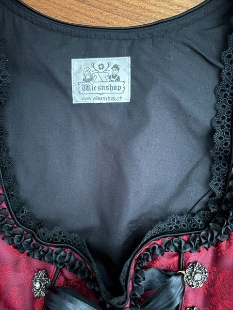 Kleider: Dirndl bordeaux/schwarz mit 2 Blusen Gr. 38 & Accessoires – Gebraucht aus Affoltern am Albis von Smoegi8 1