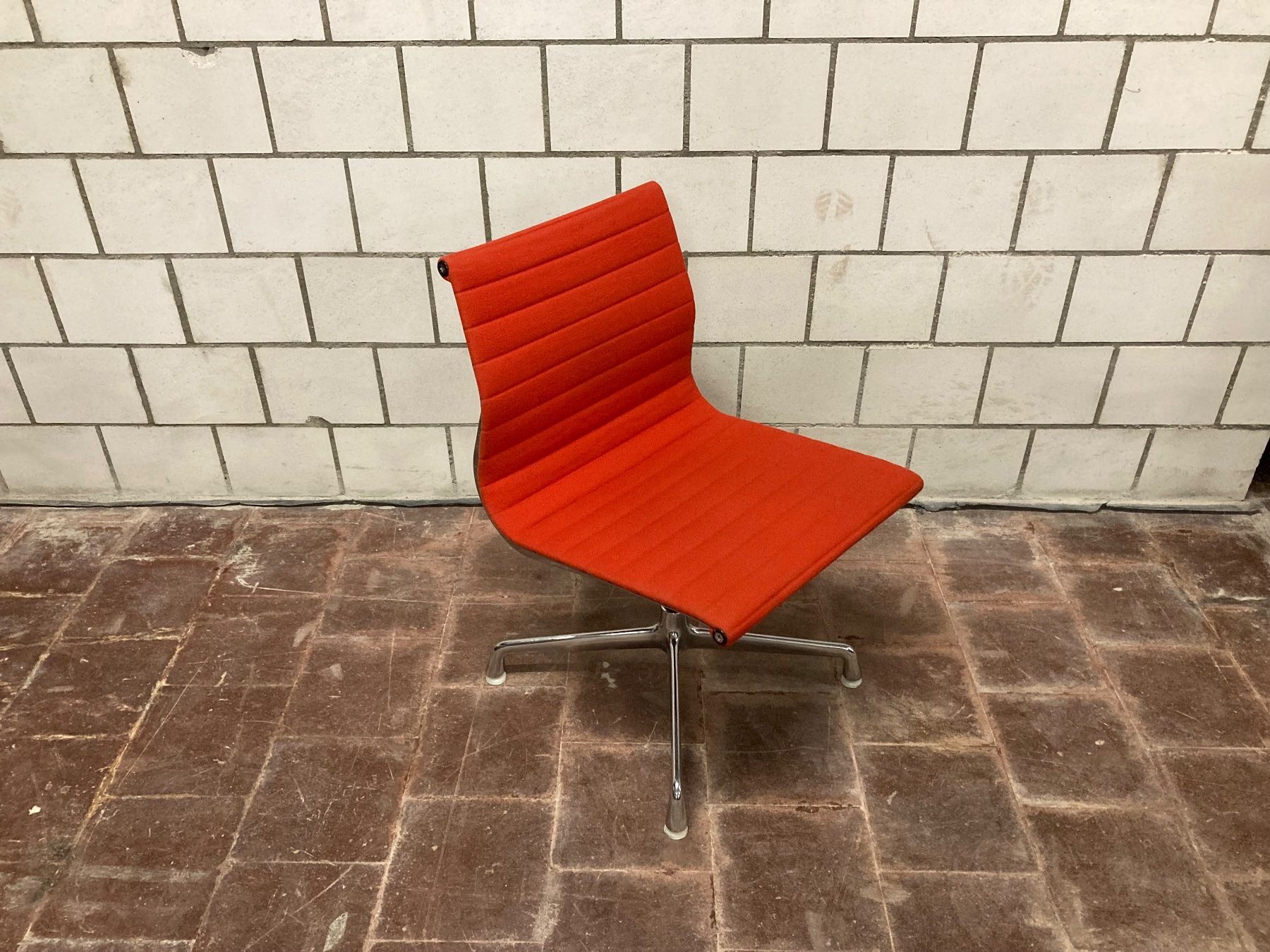 Vitra Stühle: Vitra Eames Alu Chairs EA 105, Hopsack rot – Gebraucht aus Bern von Solid