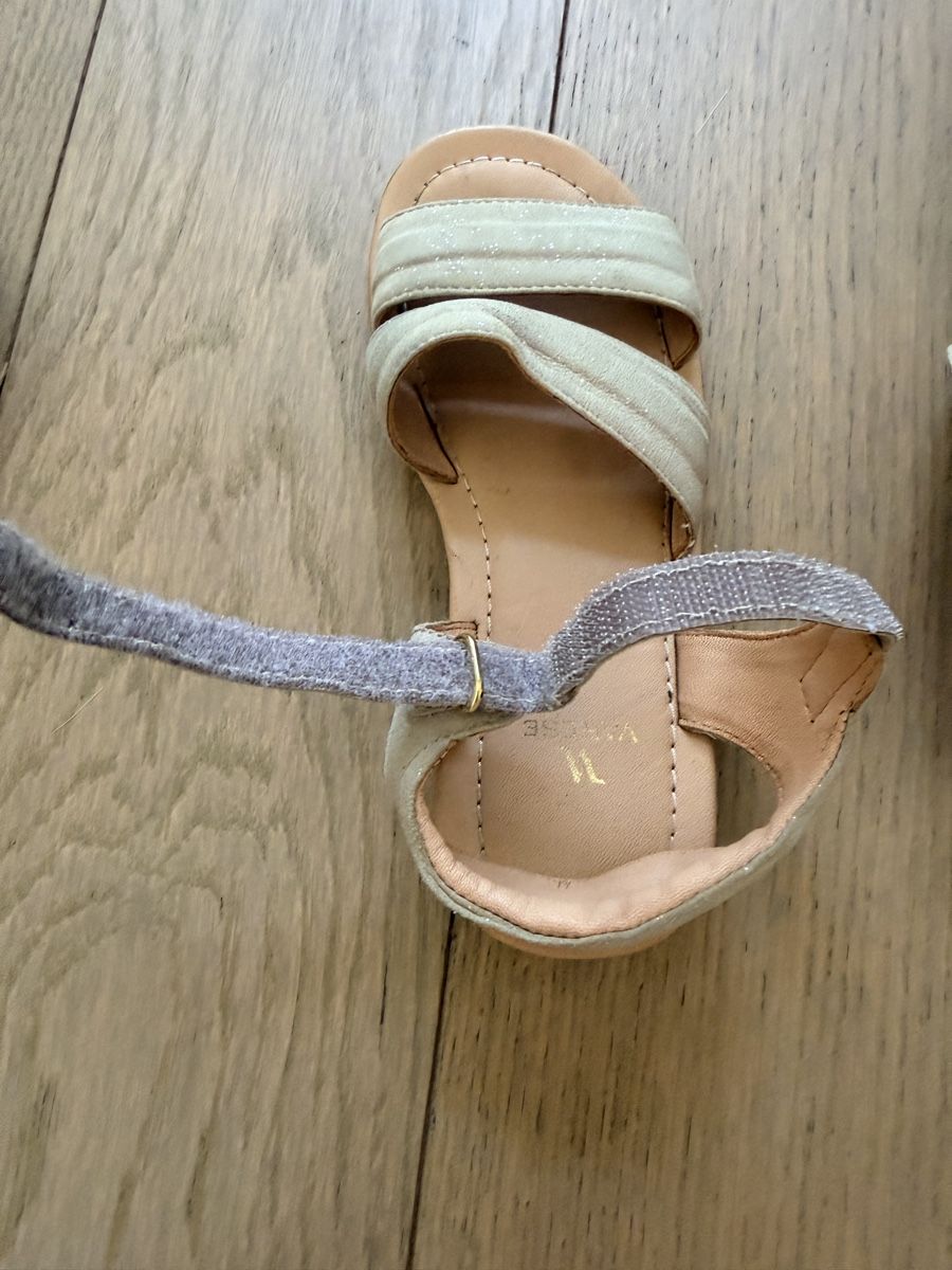 Scarpe per ragazze: Sandales Varese taille 32 en cuir – Usato da Lausanne venduto da mik_l5py