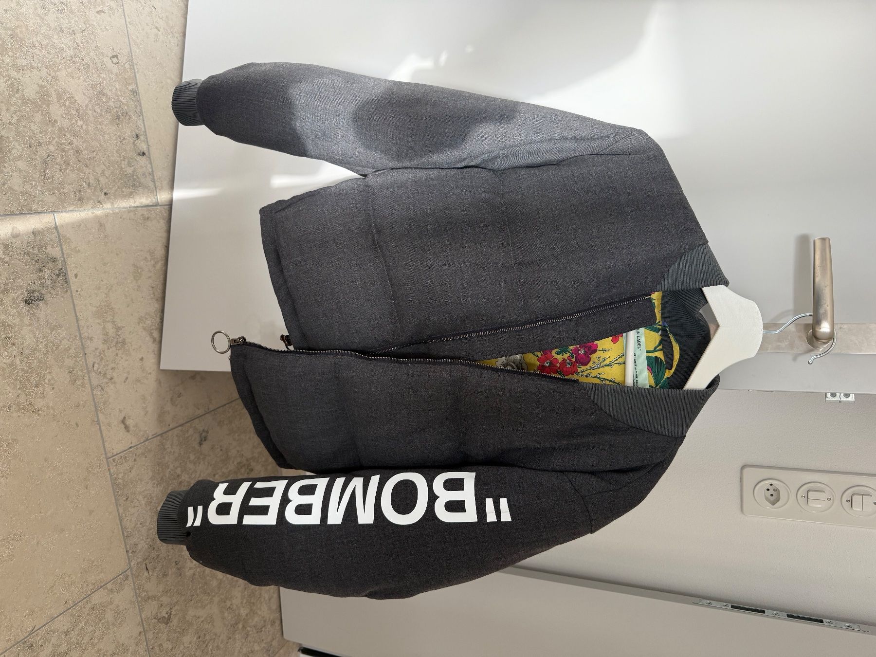 Off-White Vestes: Off-White Oversized Bomber Jacke – D'occasion à Zürich par nik_2qyr