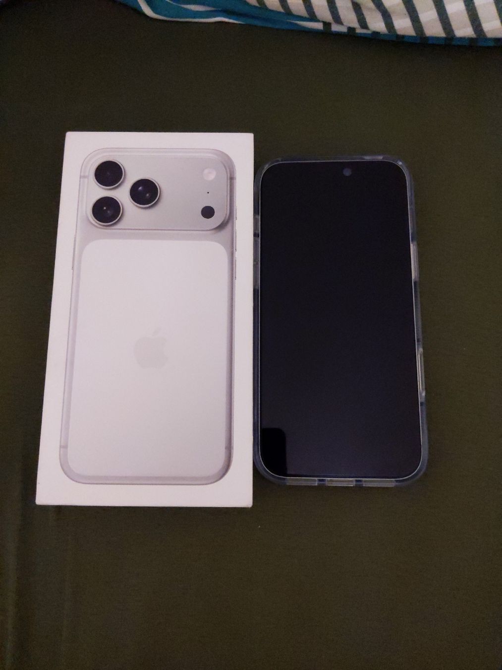 Apple Handys / Smartphones: iPhone 17 pro max 2t silver – Neu (gemäss Beschreibung) aus Bichwil von ser_t2ss 1