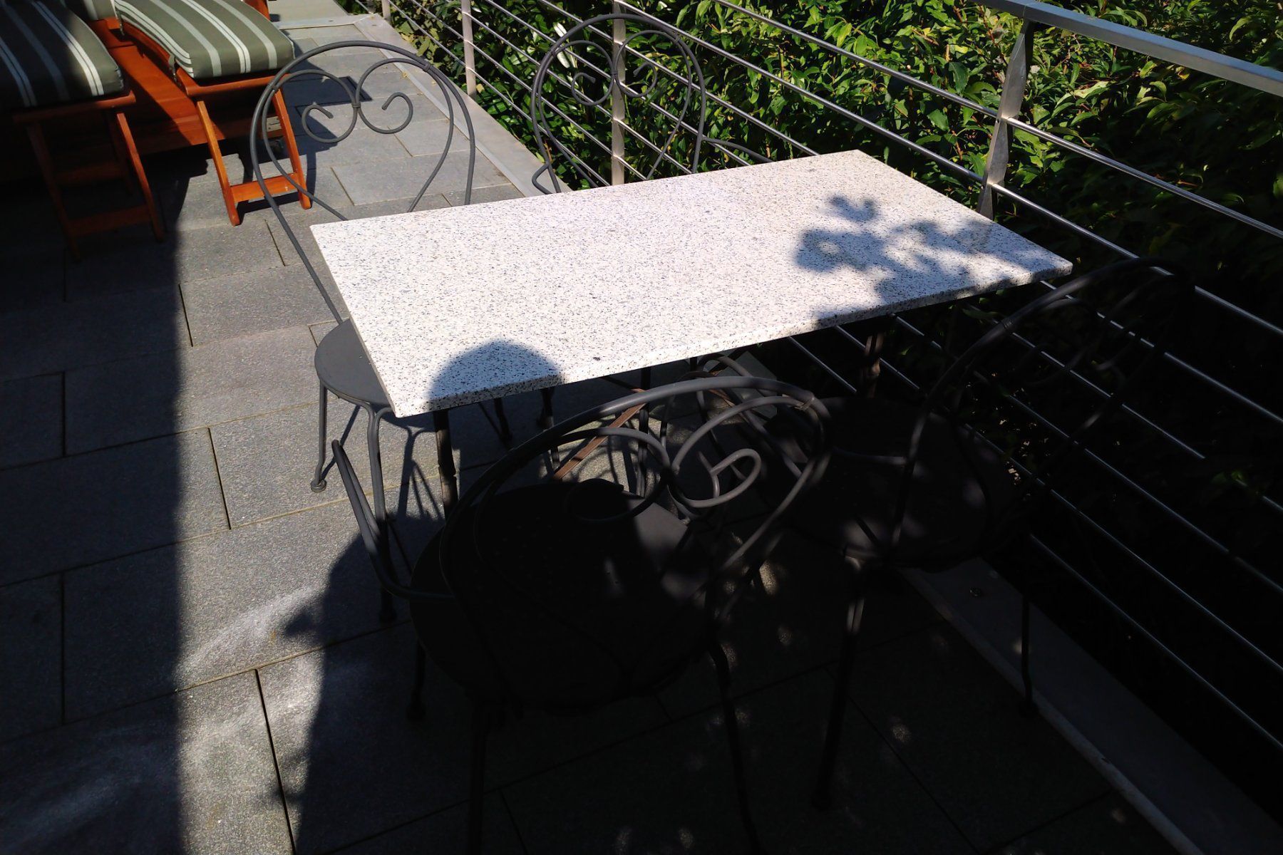 Tables: Bistrotisch aus Marmor mit Stuehlen – D'occasion à Altendorf par Schmalbrust 1