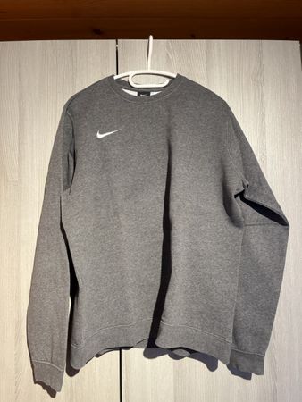 Grauer Nike Pullover