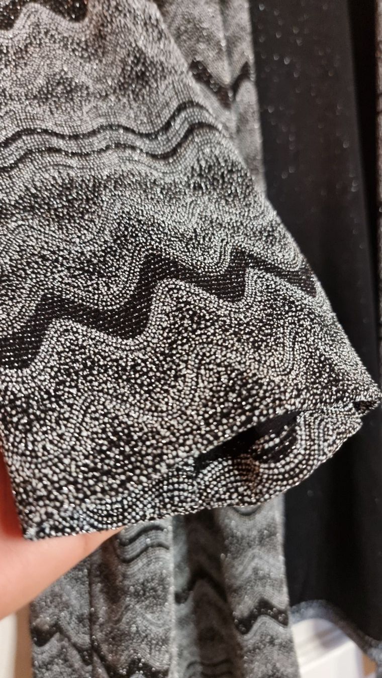 Vestes: Festliche bestickte Glitzer-Strickjacke schwarz-silber – D'occasion à Wald ZH par CapLux 5