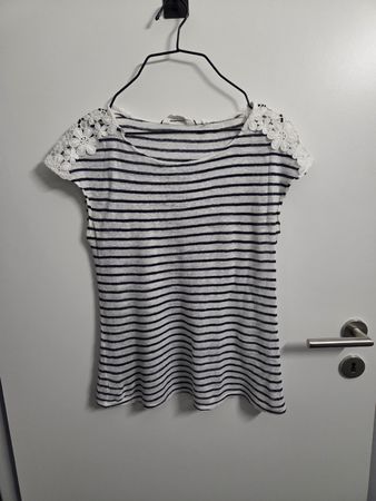 Herziges T-Shirt mit Stickerei auf der Schulter Gr. S