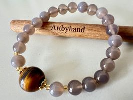 Chalcedon Armband mit grossem Tigerauge und Goldakzenten