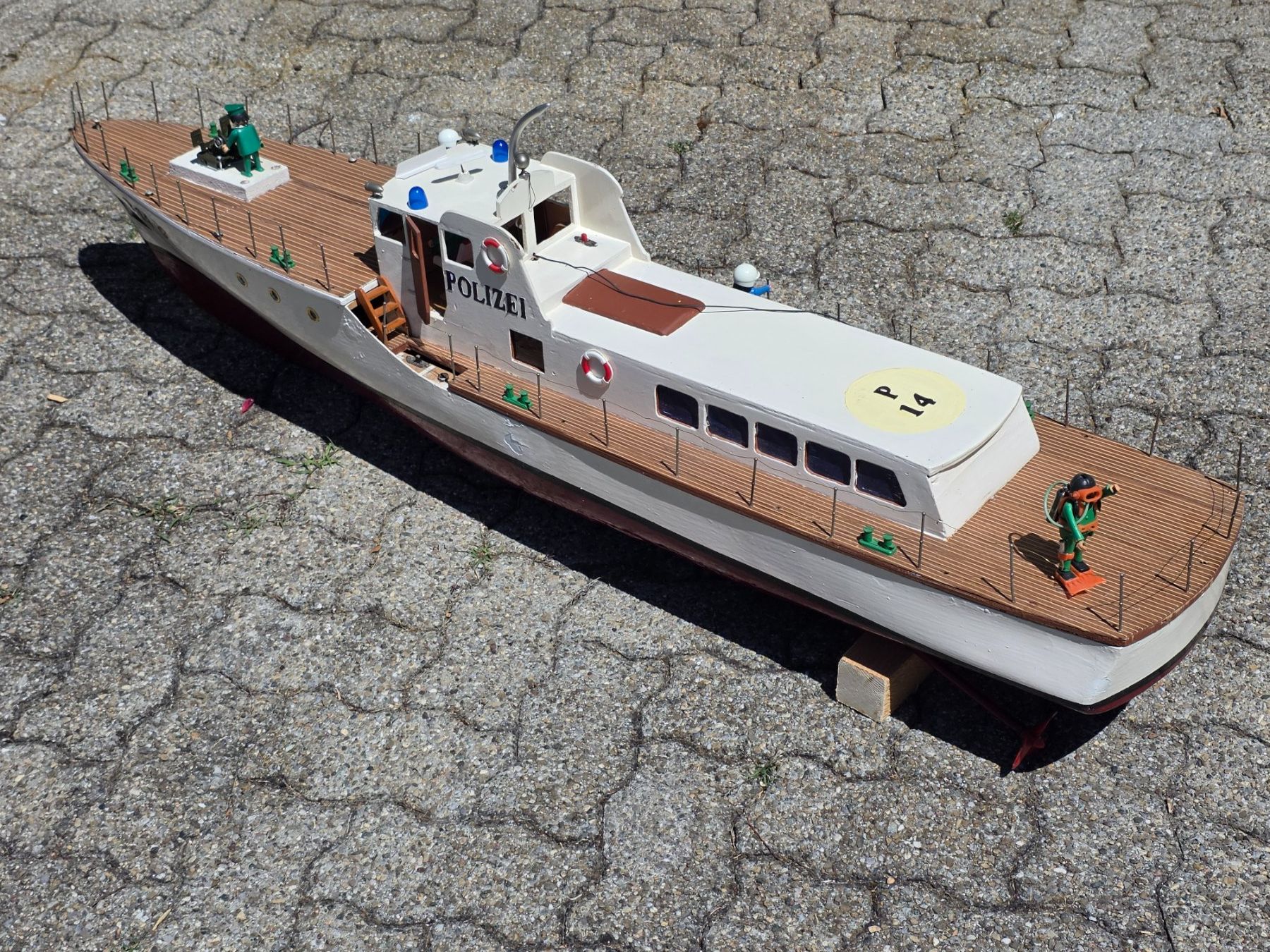 Modellismo RC: Model Ship - Perfect for Summer Fun! – Usato da Hinwil venduto da Ehretstock8 7