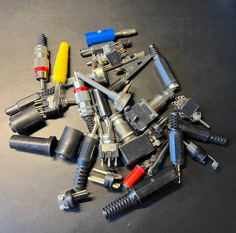 Strumenti musicali: Stecker für Gitarrenpedals – Usato da Zürich venduto da Ciccione88