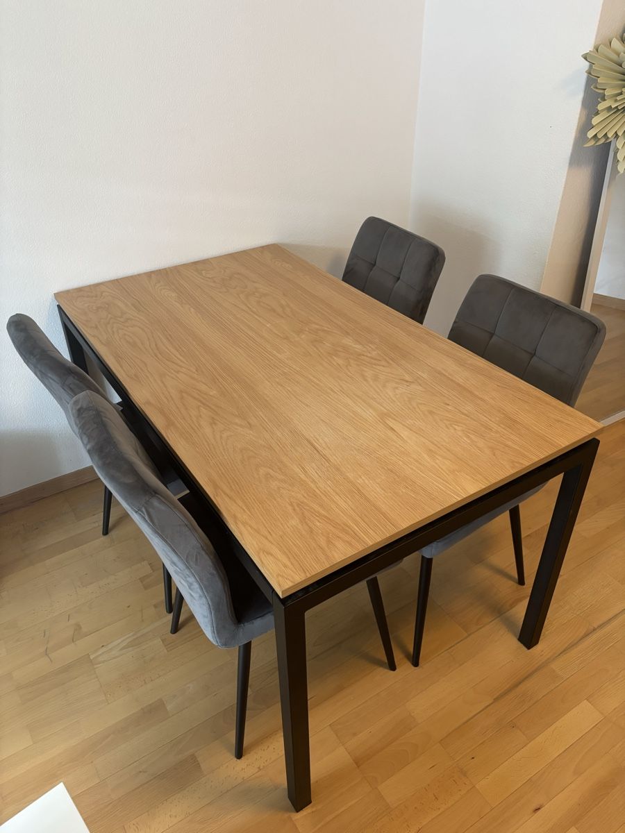 Set di tavolo e panche: Dining Table & 4 Chairs – Usato da Kloten venduto da kei_xcp5
