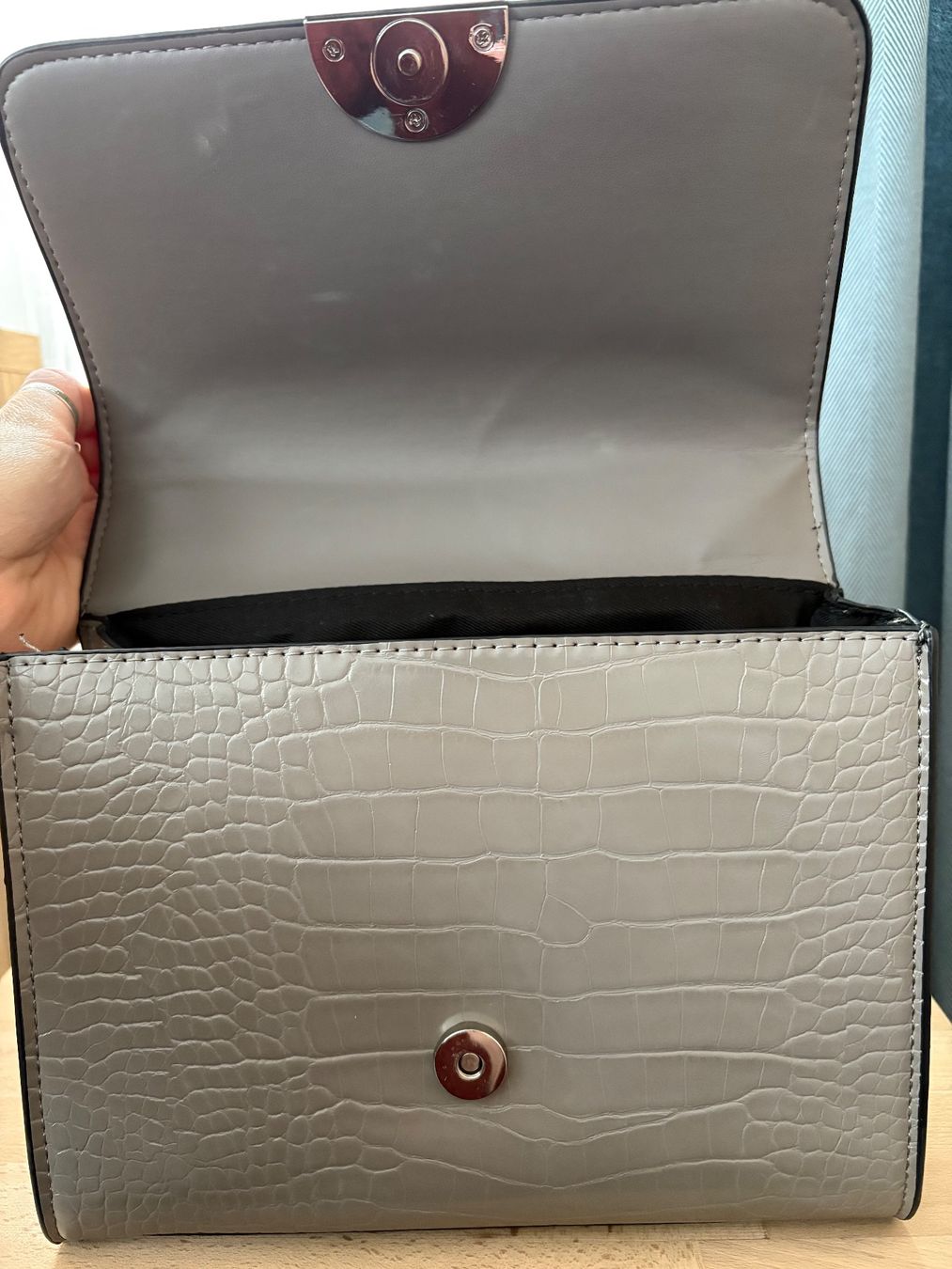 Mango Borse da donna: Mango Damen Umhängetasche Kroko-Optik Grau – Usato da Niederglatt ZH venduto da mat_7k7p 4