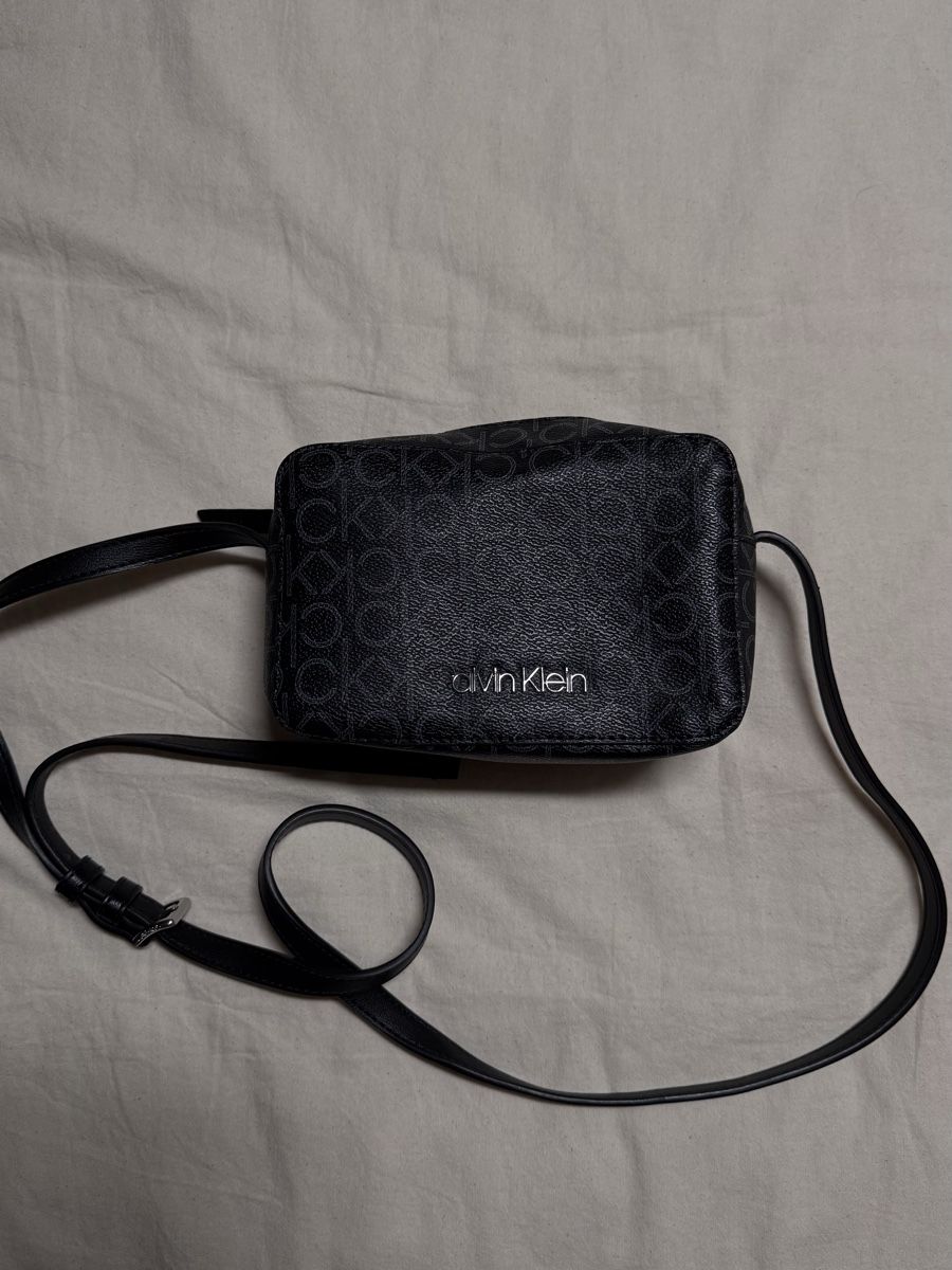 Calvin Klein Sacs femmes: Calvin Klein Monogram Tasche – D'occasion à Sissach par jameliagr