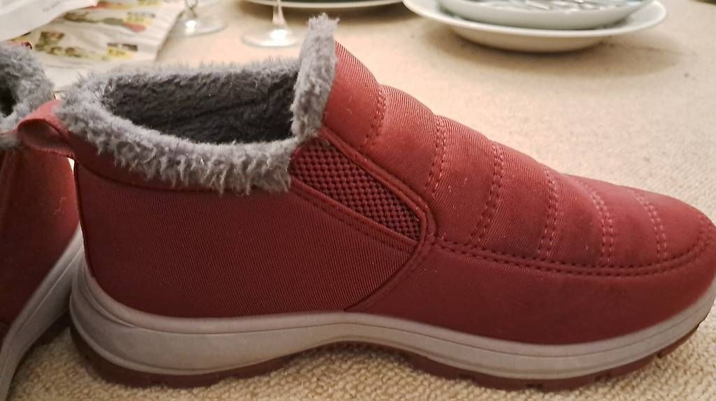 Damenschuhe: Fur-lined shoes – Neu und originalverpackt aus Zürich von shr_6v9h 1