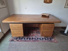 Bürotisch mit Aktenschubladen