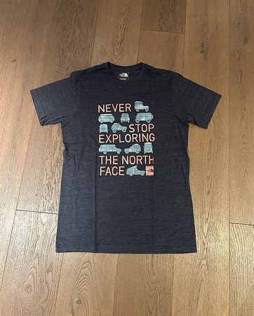 T-shirt The North Face gris foncé avec motif pour homme 