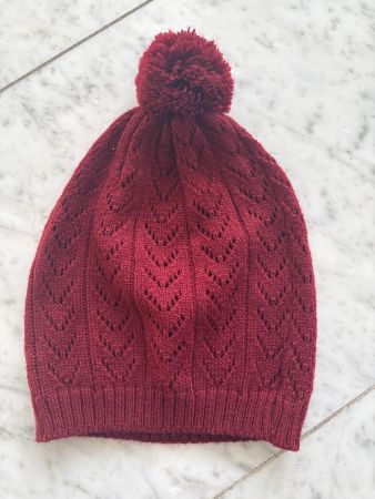 Wintermütze mit Bommel, bordeauxrot, chic, Häckelstil