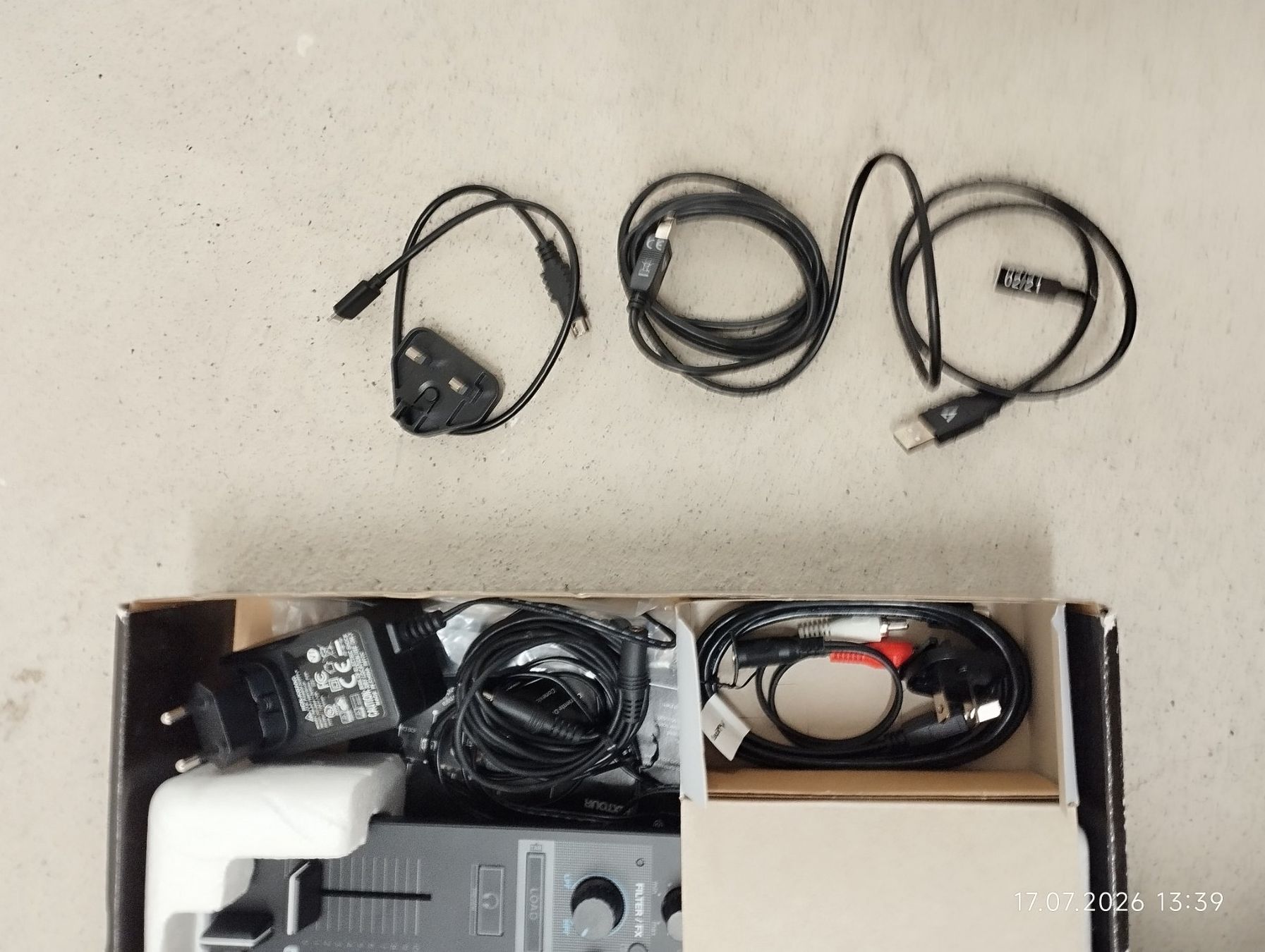Reloop Mischpulte: Reloop MixTour DJ Controller mit Audio Interface – Neu (gemäss Beschreibung) aus Hedingen von Maurice_Green 2