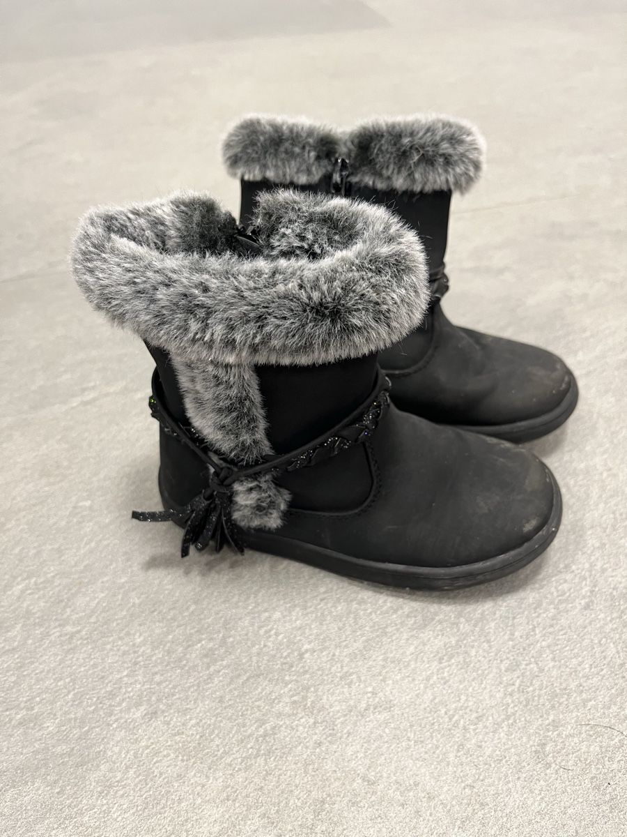Scarpe per ragazzi: Winterstiefel Mädchen Gr. 25 - Schwarz mit Fellrand – Usato da Tagelswangen venduto da PhilipH01
