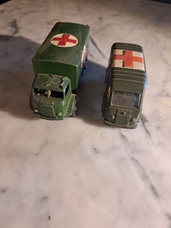 Lot D’ambulances Miniatures Dinky Toys – Dont Renault – Collection