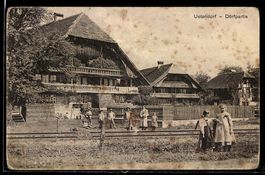 AK Uetendorf, Dorfpartie, Häuser, Bahnschienen, Kindergruppe