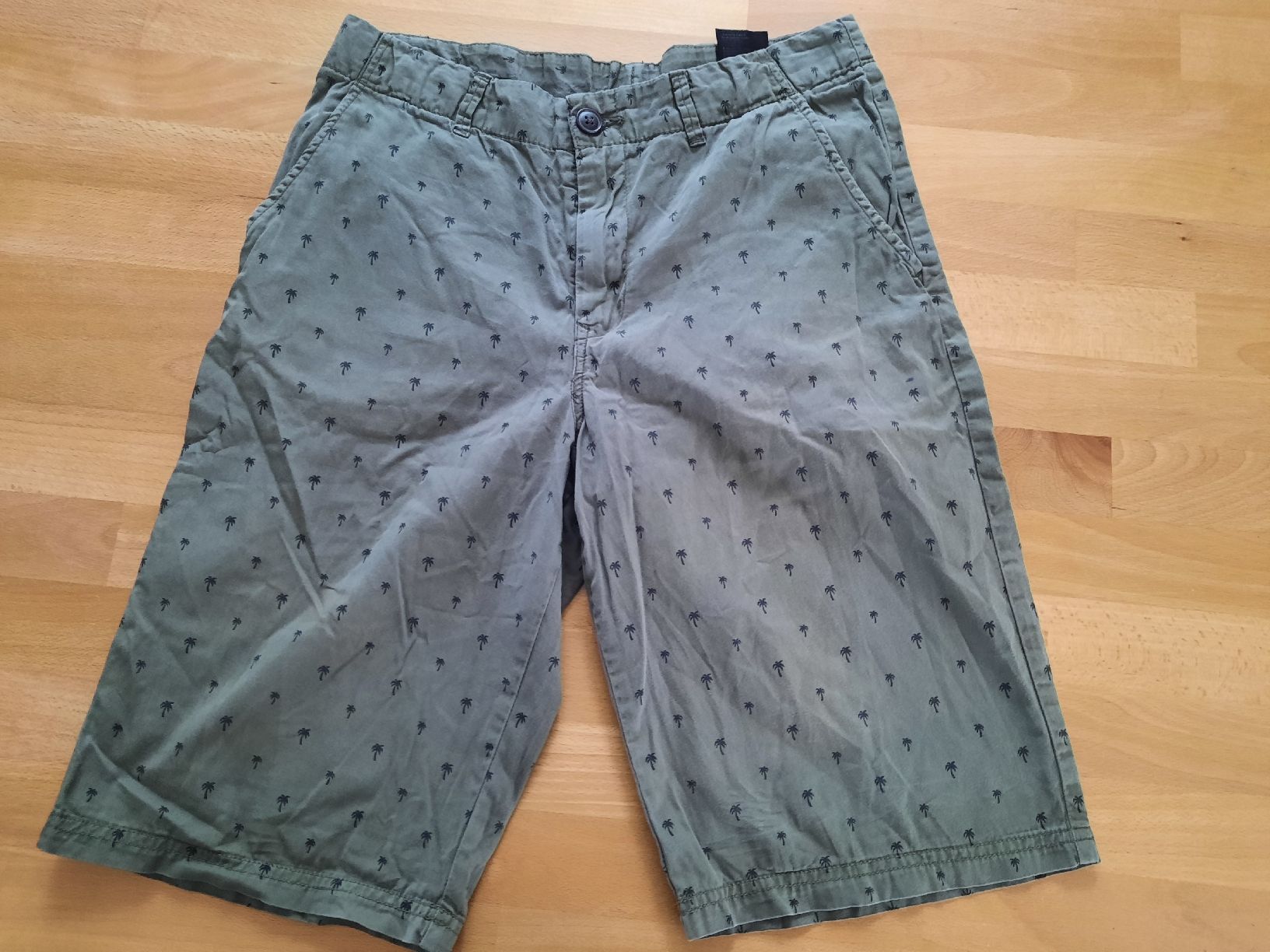 H&M Pantaloni: olive Chino Shorts mit Palmenmuster, Grösse 170 – Usato da Jonschwil venduto da sonja8472