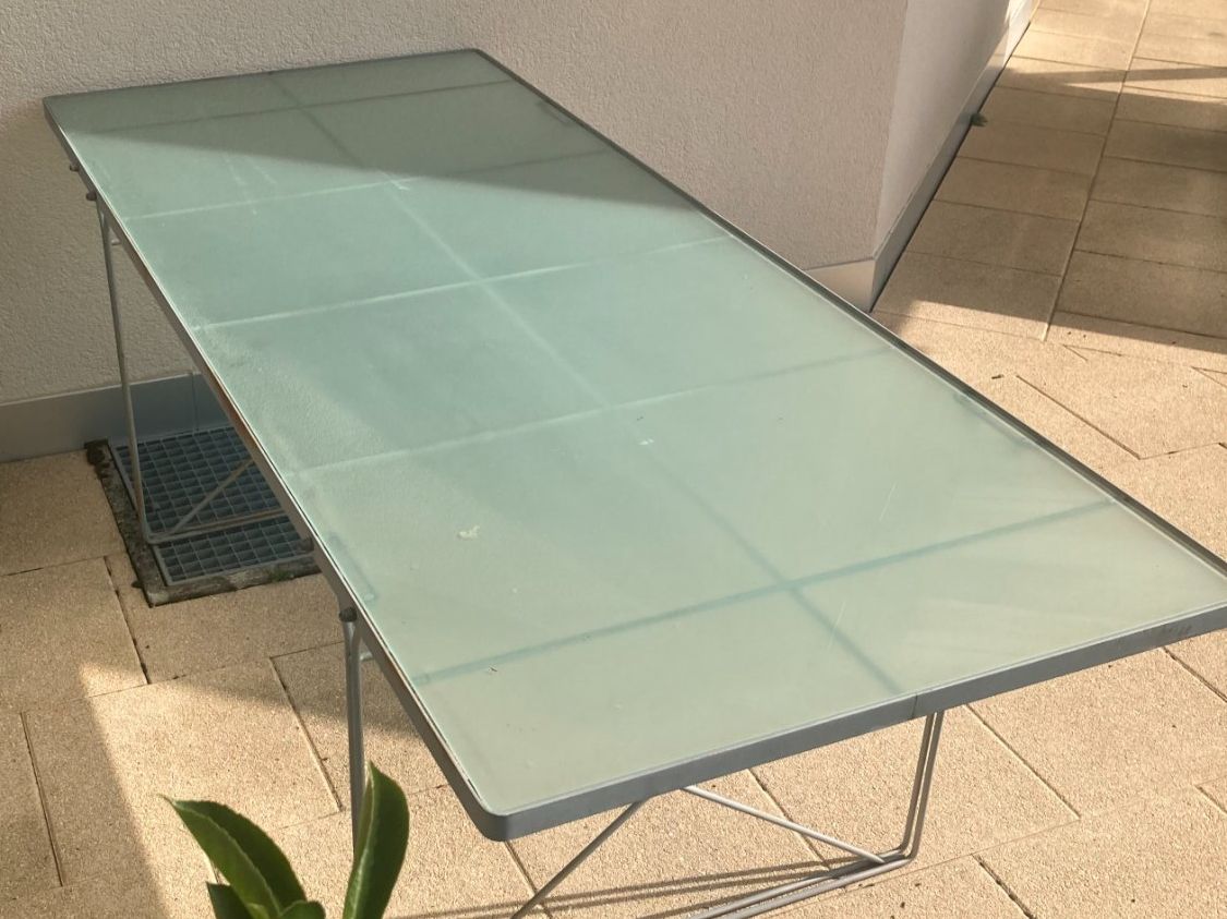 Tische: Gartentisch mit Glasplatte – Gebraucht aus Uetikon am See von Negozio