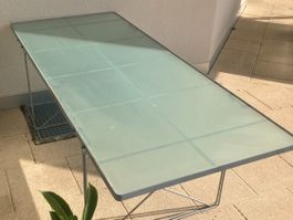Gartentisch mit Glasplatte
