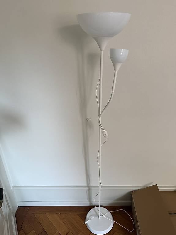 Lampade: Weisse Stehlampe inkl. Leuchtmittel – Usato da Bern venduto da len_5x79