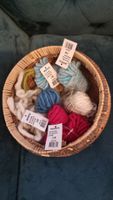 Korb mit Wolle-Kordel-Mix für Winterprojekte, Handarbeit🧶