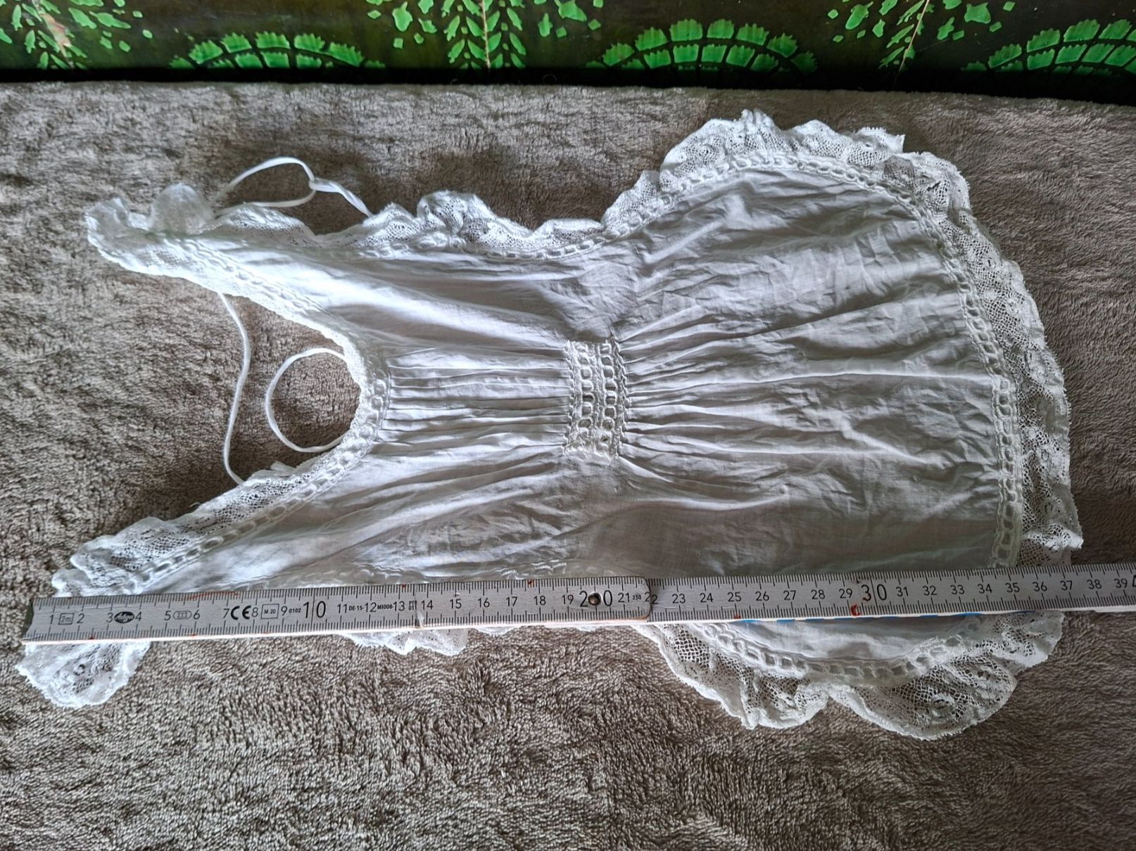 Bambole: Antikes, wunderschönes Puppenschürtzenkleidchen mit Spitze – Usato da Otelfingen venduto da silver-moon 1